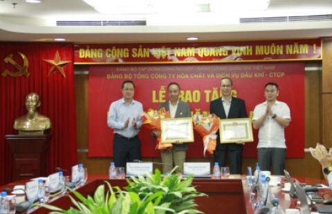 Đảng bộ PVChem trang trọng tổ chức Lễ trao tặng Huy hiệu 30 năm tuổi Đảng